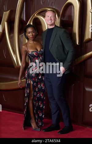 London, UK . November 2023 . Greg Rutherford (R) und Gast fotografiert bei der Weltpremiere von WONKA in der Royal Festival Hall. Quelle: Alan D West/Alamy Live News Stockfoto