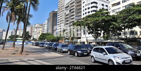 Verkehr auf Atlantica Avenue Copacabana Rio de Janeiro Brasilien Stockfoto