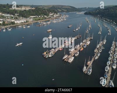 Ein areialer Blick auf die wunderschöne Mündung des Flusses Dart und die historische Stadt Dartmouth, Devon, Großbritannien. Stockfoto