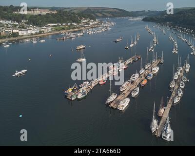 Ein areialer Blick auf die wunderschöne Mündung des Flusses Dart und die historische Stadt Dartmouth, Devon, Großbritannien. Stockfoto