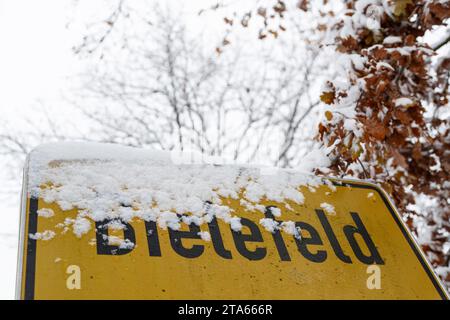 Bielefeld, Deutschland. November 2023. Blick auf ein schneebedecktes Stadtschild in der Stadt Bielefeld. Das Wetter in weiten Teilen Nordrhein-Westfalens ist winterlich mit Schneefall und Temperaturen rund um den Gefrierpunkt. Quelle: Friso Gentsch/dpa/Alamy Live News Stockfoto