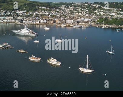 Ein areialer Blick auf die wunderschöne Mündung des Flusses Dart und die historische Stadt Dartmouth, Devon, Großbritannien. Stockfoto