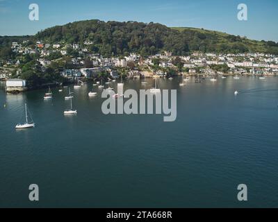 Ein areialer Blick auf die wunderschöne Mündung des Flusses Dart und die historische Stadt Dartmouth, Devon, Großbritannien. Stockfoto