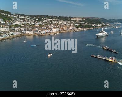 Ein areialer Blick auf die wunderschöne Mündung des Flusses Dart und die historische Stadt Dartmouth, Devon, Großbritannien. Stockfoto