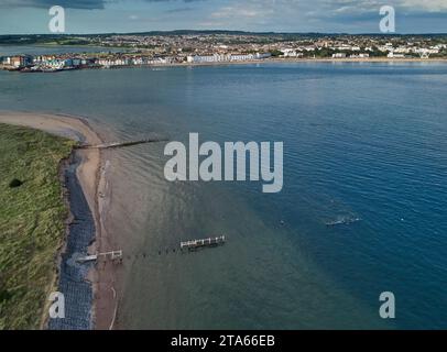 Aus der Vogelperspektive auf die Mündung des Flusses exe, Blick in Richtung Exmouth, und von oben gesehen Dawlish Warren, Devon, Großbritannien. Stockfoto