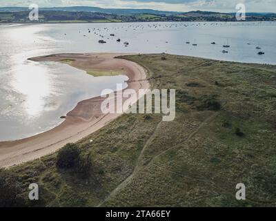 Aus der Vogelperspektive auf die Mündung des Flusses exe, Blick in Richtung Exmouth, und von oben gesehen Dawlish Warren, Devon, Großbritannien. Stockfoto