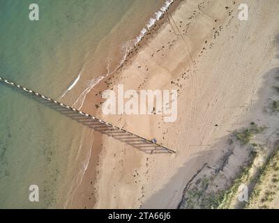 Ein Blick aus der Vogelperspektive auf den Strand und einen Groyne bei Dawlish Warren, nahe Dawlish Devon, Großbritannien. Stockfoto