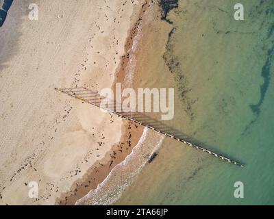 Ein Blick aus der Vogelperspektive auf den Strand und einen Groyne bei Dawlish Warren, nahe Dawlish Devon, Großbritannien. Stockfoto