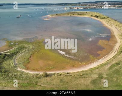 Aus der Vogelperspektive auf die Mündung des Flusses exe, Blick in Richtung Exmouth, und von oben gesehen Dawlish Warren, Devon, Großbritannien. Stockfoto