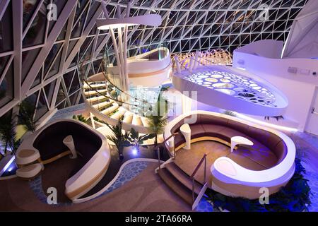 Icon of the Seas, das größte Kreuzfahrtschiff der Welt im Besitz von Royal Caribbean, steht kurz vor der Fertigstellung in einer Werft in Turku, Finnland Stockfoto