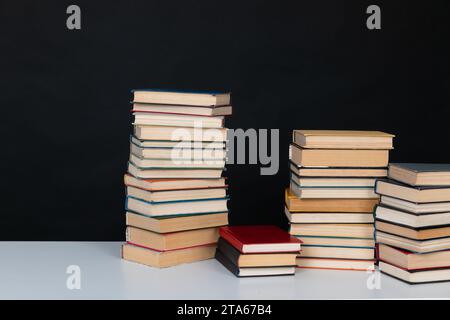 Viele Stapel von Lehrbüchern, die als Hintergrund gelesen werden können Stockfoto