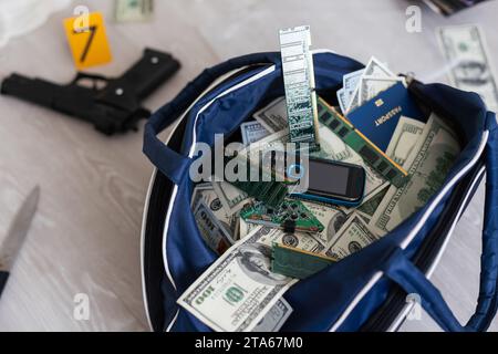 Schwarze Reisetasche voller Dollarnoten in der Kriminalpolizei, konzeptuelles Bild Stockfoto