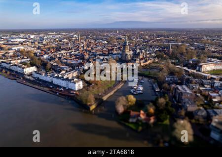 Blick auf die Stadtfassade von oben bei extremen Hochwasserständen des Flusses IJssel in Zutphen, Niederlande, vor einem klaren blauen Himmel. Antenne Stockfoto