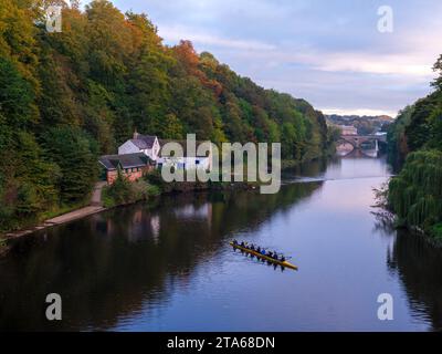 Weiblich hat acht auf dem River Wear in Durham an einem schönen Herbstmorgen gecoacht. Die Framwellgate-Brücke ist dahinter zu sehen Stockfoto