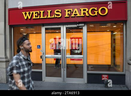 New York, USA - 30. Mai 2018: Mann in der Nähe der Wells Fargo Bank in New York. Stockfoto