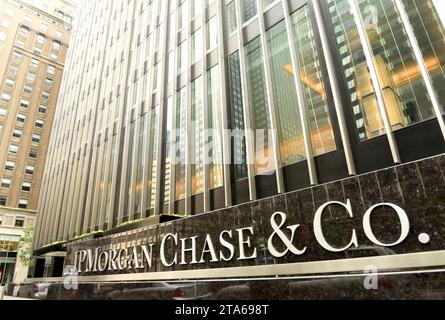 New York, USA – 26. Mai 2018: JPMorgan Chase & Co-Büro in der Park Ave in New York, NY. Stockfoto