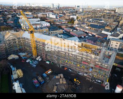 November 2023. Baukran stürzt heute Morgen auf der Drum-Baustelle am Stead’s Place am Leith Walk in Leith Edinburgh, Schottland, zusammen Stockfoto
