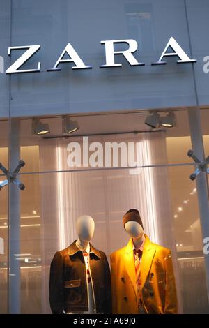 Zara-Schaufenster, Bekleidungsdisplay und Logo, Vaci utca, Budapest, Ungarn Stockfoto