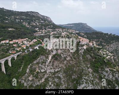 Straßenviadukt Eze Hügel Top Dorf Frankreich Drohne , Luft, Blick aus der Luft Stockfoto