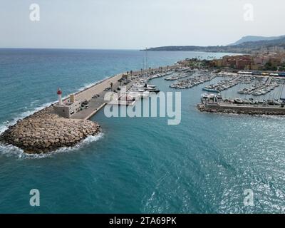 Menton Hafen, Yachthafen Französische Riviera Aerial Drone Stockfoto