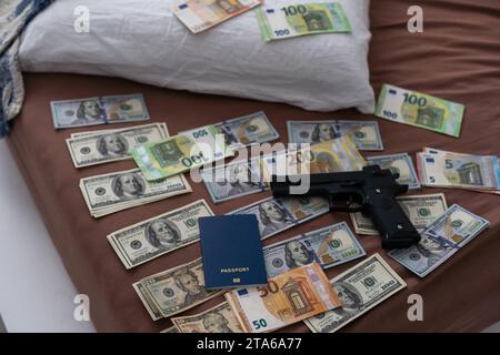 Geld und Waffen im Kriminallabor zur Untersuchung, konzeptuelles Image Stockfoto