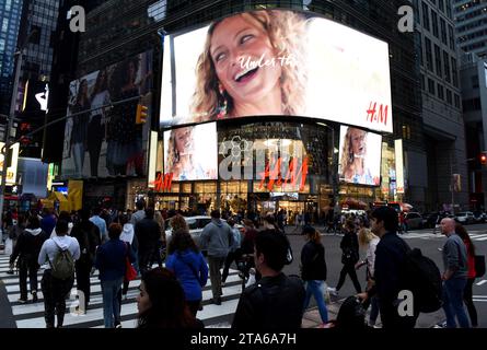 New York, USA - 28. Mai 2018: Menschen in der Nähe des H&M-Geschäfts in New York. Stockfoto