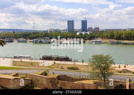 Belgrad, Serbien - 14. September 2023: Panorama der serbischen Hauptstadt mit dem Fluss Save mit Booten, Skyline der Stadt im Sommer Stockfoto