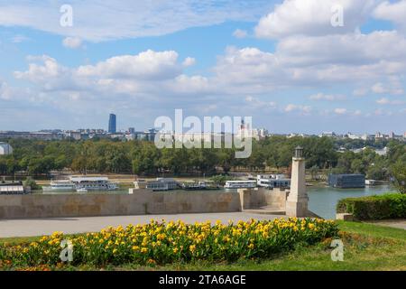 Belgrad, Serbien - 14. September 2023: Panorama der serbischen Hauptstadt mit dem Fluss Save mit Booten, Skyline der Stadt im Sommer Stockfoto