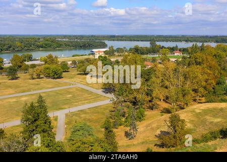 Belgrad, Serbien - 14. September 2023: Panorama der serbischen Hauptstadt mit dem Fluss Save mit Booten, Skyline der Stadt im Sommer Stockfoto