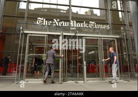 New York, USA - 31. Mai 2018: Menschen in der Nähe des Eingangs im New York Times Gebäude in New York. Stockfoto