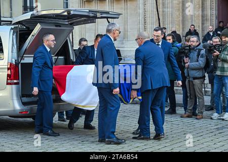 Lyon, Frankreich. November 2023. Der Sarg während der Beerdigung des ehemaligen Bürgermeisters von Lyon und des ehemaligen Innenministers Gerard Collomb in der Kathedrale Saint-Jean in Lyon, Frankreich am 29. November 2023. Am Samstag starb der ehemalige Innenminister und frühe Unterstützer von Emmanuel Macron Gerard Collomb im Alter von 76 Jahren. 2022 gab er bekannt, dass er an Magenkrebs leide. Foto: Julien Reynaud/APS-Medias/ABACAPRESS.COM Credit: Abaca Press/Alamy Live News Stockfoto