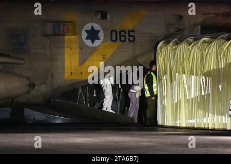 (231129) -- RAMAT GAN, 29. November 2023 (Xinhua) -- die fünfte Reihe von Geiseln, die von der Hamas aus dem Gazastreifen entlassen wurden, kommt am 29. November 2023 in einem Krankenhaus in Ramat Gan in Israel an. Die israelische Regierung bestätigte am Dienstag, dass die fünfte Reihe von Geiseln, die von der Hamas aus dem Gazastreifen entlassen wurden, nach Israel zurückgekehrt ist. Die 12 Geiseln, darunter 10 Israelis und zwei thailändische Staatsangehörige, werden einer ersten medizinischen Untersuchung unterzogen, bevor sie von Sicherheitskräften in das Krankenhaus gebracht werden, wo sie mit ihren Familien wieder vereint werden, wie die Erklärungen des israelischen Premierministers lauten Stockfoto