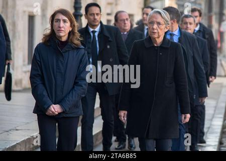 Lyon, Frankreich. November 2023. Die französische Premierministerin Elisabeth Born anlässlich der Beerdigung des ehemaligen Bürgermeisters von Lyon und des ehemaligen Innenministers Gerard Collomb in der Kathedrale Saint-Jean in Lyon, Frankreich am 29. November 2023. Am Samstag starb der ehemalige Innenminister und frühe Unterstützer von Emmanuel Macron Gerard Collomb im Alter von 76 Jahren. 2022 gab er bekannt, dass er an Magenkrebs leide. Foto: Bony/Pool/ABACAPRESS.COM Credit: Abaca Press/Alamy Live News Stockfoto