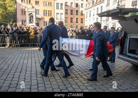 Lyon, Frankreich. November 2023. Der Sarg während der Beerdigung des ehemaligen Bürgermeisters von Lyon und des ehemaligen Innenministers Gerard Collomb in der Kathedrale Saint-Jean in Lyon, Frankreich am 29. November 2023. Am Samstag starb der ehemalige Innenminister und frühe Unterstützer von Emmanuel Macron Gerard Collomb im Alter von 76 Jahren. 2022 gab er bekannt, dass er an Magenkrebs leide. Foto: Bony/Pool/ABACAPRESS.COM Credit: Abaca Press/Alamy Live News Stockfoto