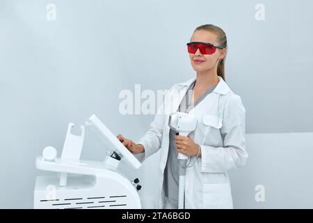 Die ELOs-Epilierung ist ein Verfahren zum Entfernen von Haaren am Körper einer Frau. Entfernung unerwünschter Körperhaare. Stockfoto