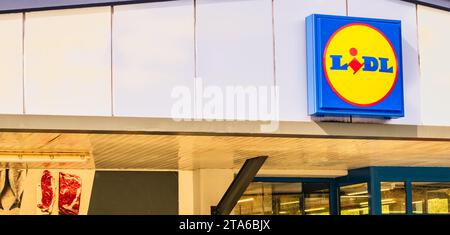 billboard Lidl Nahaufnahme. Lidl Ladenschild mit Markenlogo. Deutsche internationale Discount-Supermarkt-Einzelhandelskette. 24-Stunden-Supermarkt. Stockfoto