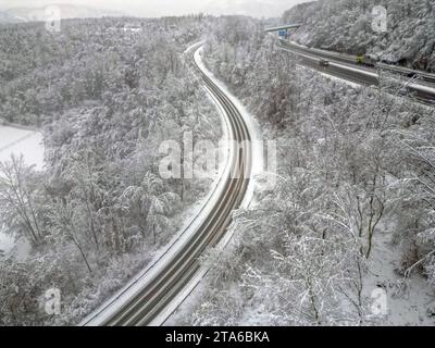 Wintereinbruch im Siegerland, die L533 Achenbacher Straße zwischen Siegen-Achenbach und Siegen-Gosenbach Herbst im Siegerland am 29.11.2023 in Siegen/Deutschland. *** Winterbeginn in Siegerland, die L533 Achenbacher Straße zwischen Siegen Achenbach und Siegen Gosenbach Herbst in Siegerland am 29 11 2023 in Siegen Deutschland Credit: Imago/Alamy Live News Stockfoto