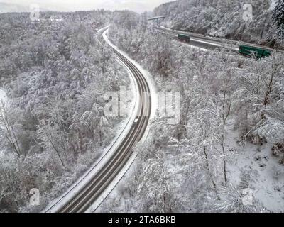 Wintereinbruch im Siegerland, ein Auto befaehrt befährt die L533 Achenbacher Straße zwischen Siegen-Achenbach und Siegen-Gosenbach Herbst im Siegerland am 29.11.2023 in Siegen/Deutschland. *** Winterbeginn in Siegerland fährt ein Auto auf der L533 Achenbacher Straße zwischen Siegen Achenbach und Siegen Gosenbach Herbst in Siegerland am 29 11 2023 in Siegen Deutschland Credit: Imago/Alamy Live News Stockfoto