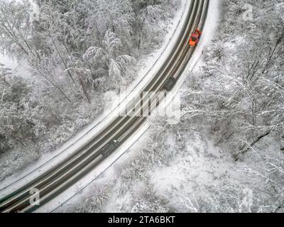 Wintereinbruch im Siegerland, ein Autos befahren die L533 Achenbacher Straße zwischen Siegen-Achenbach und Siegen-Gosenbach Herbst im Siegerland am 29.11.2023 in Siegen/Deutschland. *** Winterbeginn in Siegerland fährt ein Auto auf der L533 Achenbacher Straße zwischen Siegen Achenbach und Siegen Gosenbach Herbst in Siegerland am 29 11 2023 in Siegen Deutschland Credit: Imago/Alamy Live News Stockfoto