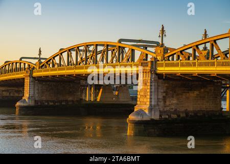 Die Rochester Road Bridge über den Fluss Medway bei Sonnenuntergang, Rochester Kent. Stockfoto