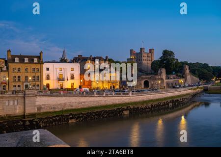 Rochester Castle und die Gebäude auf der Rochester Esplanade in der Abenddämmerung Stockfoto