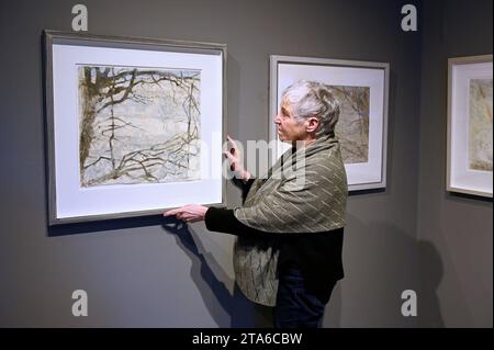 Edinburgh, Schottland, Großbritannien. November 2023. Die Scottish Gallery in der Dundas Street wird Ende 2023 mit den knackigen Winterszenen von Victoria Crowes Werk in ihrer neuen Ausstellung Low Winter Sun zu sehen sein. Crowe dokumentiert die Reise von der schottischen Grenze zu den Inseln Orkney und zurück und führt den Betrachter in die vielfältigen Landschaften ein, die auf dem Weg erfasst wurden. Eröffnung morgen bis 23. Dezember 2023. Victoria Crowe mit ihren Gemälden. Quelle: Craig Brown/Alamy Live News Stockfoto