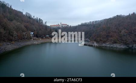 Burg Bitov – Blick vom Fluss im Spätherbst Stockfoto