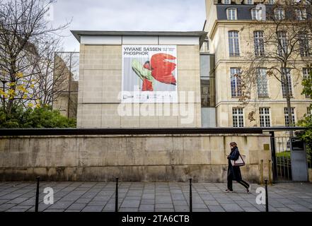 Paris, Frankreich. November 2023. PARIS - Außenansicht des Maison Europeenee de la Photographie nach einem Besuch von Königin Maxima, wo sie die Ausstellung Viviane Sassen ð Phosphor: Art & Fashion besuchte und mit jungen Fotografen sprach. ANP REMKO DE WAAL niederlande Out - belgien Out Credit: ANP/Alamy Live News Stockfoto