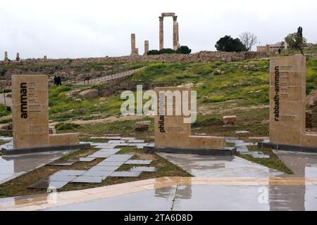 Amman Zitadelle mit Monolithen des heutigen Namens (Amman) und alten Namen (Rabbath-Ammon und Philadelphia). Jordanien. Stockfoto