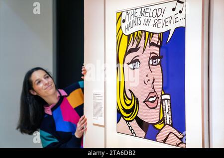 Digital and Social Media Officer Carmen Brannan wirft einen genaueren Blick auf die Ausstellung „Reverie“ (1965) des Pop-Künstlers Roy Lichtenstein, die während einer Presseansicht der Printmaker's Art: Rembrandt to Rego in der Royal Scottish Academy in Edinburgh gezeigt wird. Bilddatum: Mittwoch, 29. November 2023. Das Foto sollte lauten: Jane Barlow/PA Wire Stockfoto