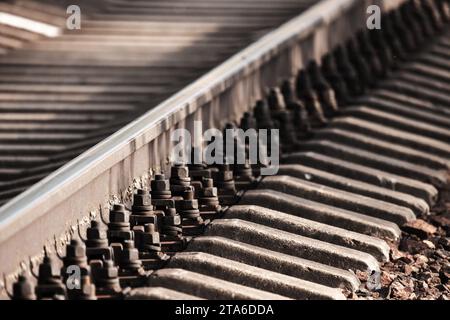 Nahaufnahme eines Eisenbahngleises, Foto mit selektivem Weichfokus. Abstrakter industrieller Transporthintergrund Stockfoto