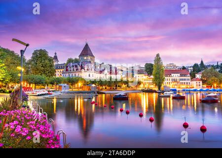 Lausanne, Schweiz von der Ouchy Promenade am Lake Leman in der Dämmerung. Stockfoto