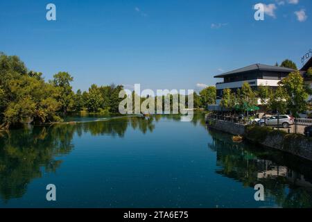 Bihac, Bosnien - 7. September 2023. Der Fluss Una, der durch das Zentrum von Bihac im Kanton Una-Sana, Föderation von Bosnien und Herzegowina fließt. Stockfoto