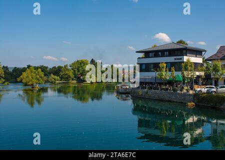 Bihac, Bosnien - 7. September 2023. Der Fluss Una, der durch das Zentrum von Bihac im Kanton Una-Sana, Föderation von Bosnien und Herzegowina fließt. Stockfoto